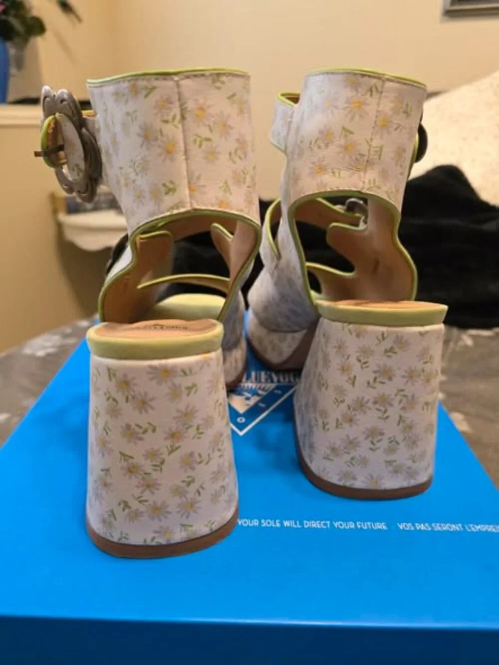Fluevog Picnic Charleson White Daisy Platform Sandal Size 9 Like New